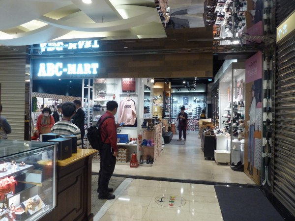 微風百貨信義店1樓防火區防火捲門無法正常起降，遭罰12萬元。 圖：法務局/提供