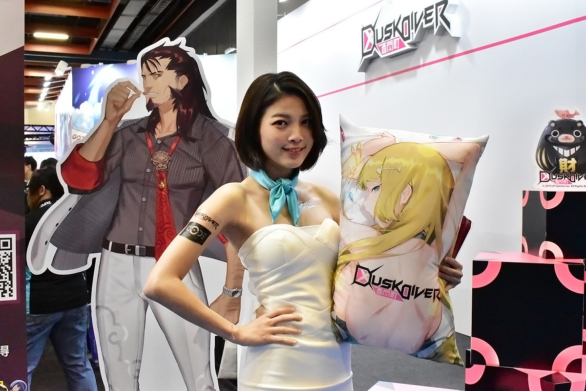 美麗的 JFI Girl 與《酉閃町Dusk Diver》守護神 黎維妲限量抱枕 圖：競鋒國際/提供