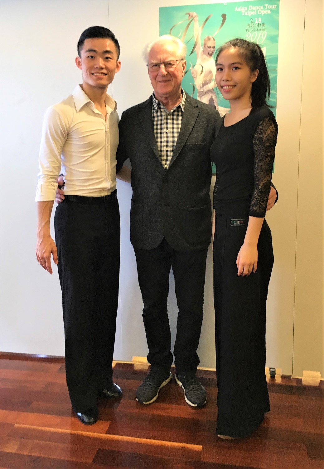 WDC世界舞蹈總會副主任的Rudi Trautz（中），國標舞業餘摩登組合王甯弘／劉怡微（右）。 圖／鍾東穎攝,2019.01.31