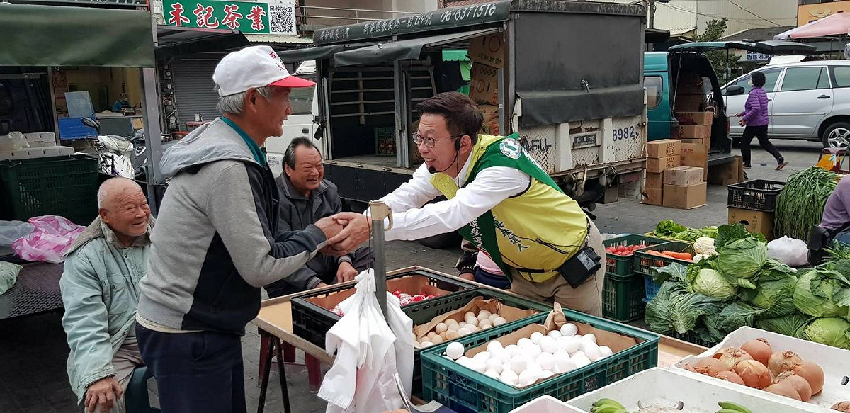春節將近，台南立委補選候選人郭國文近來勤跑各地區年貨大街以及市場，爭取支持。 圖：黃博郎攝