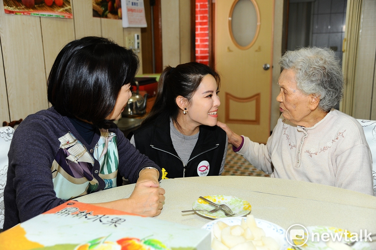 台南市第二選區立委候選人陳筱諭由母親郭秀珠陪同前往前總統陳水扁官田老家，向扁媽拜早年。 圖 : 黃博郎/攝
