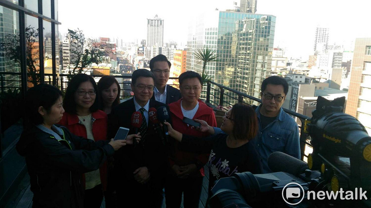 民進黨主席卓榮泰（中）表示年後將與社會展開大對話。 圖：孫家銘攝