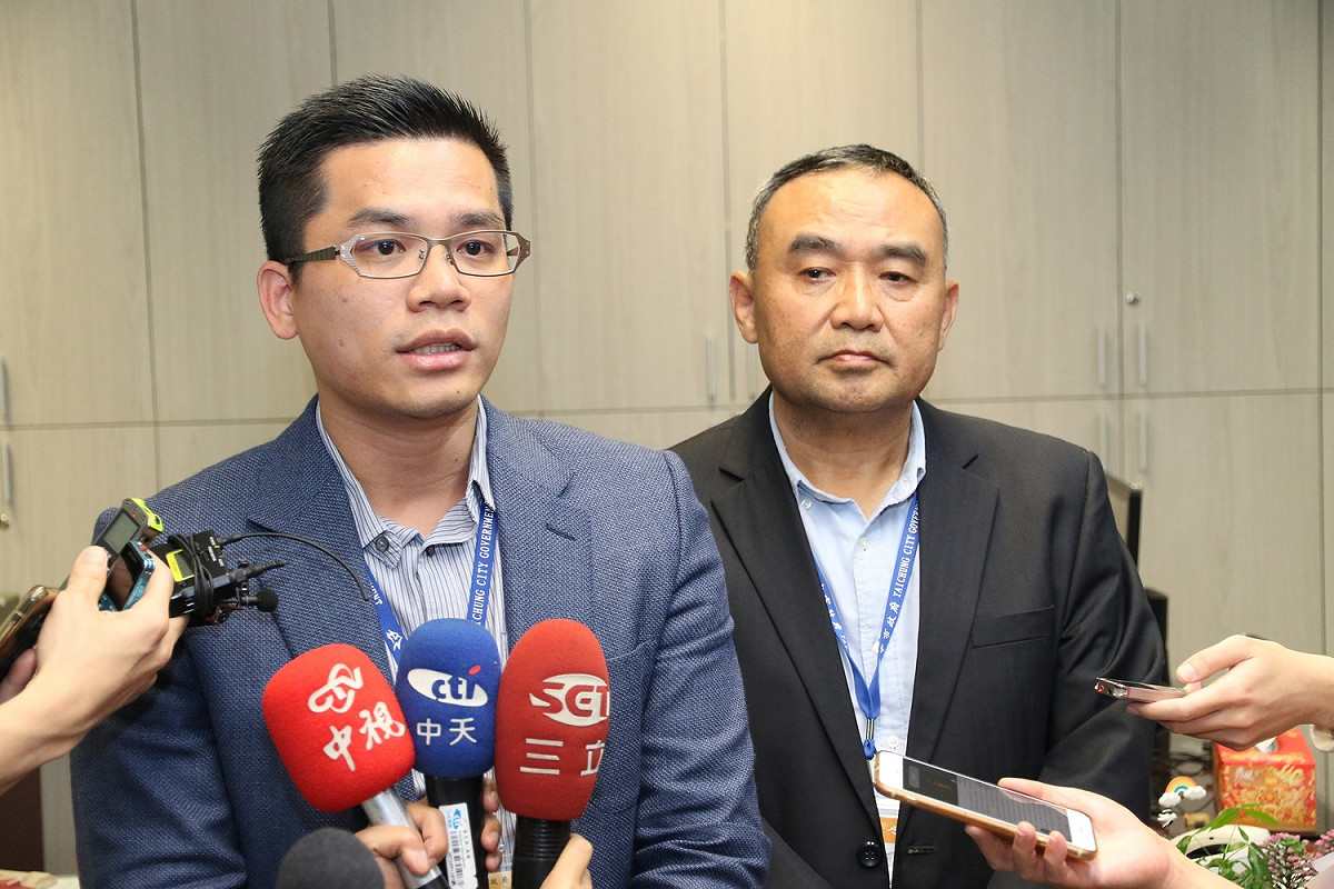 市府副秘書長陳如昌(右)、新聞局長吳皇升(左)昨天說明花博權利金相關問題。 圖：台中市政府提供