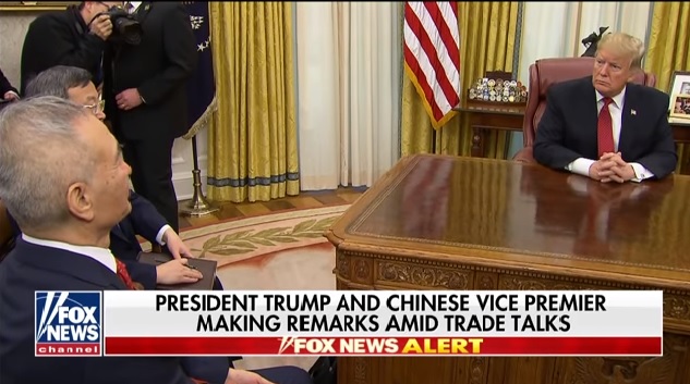 美國總統川普（右）1月31日與中國貿易談判代表、國務院副總理劉鶴（左）會面，接受建議將再舉行川習會。 圖：翻攝YouTube/FoxNews