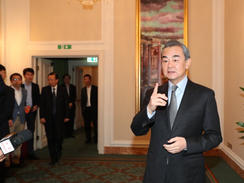 中國外交部長王毅（右）呼應國家主席發言，也強調中國「走和平道路」，永遠不稱霸、不搞擴張。 圖：翻攝中國外交部官網