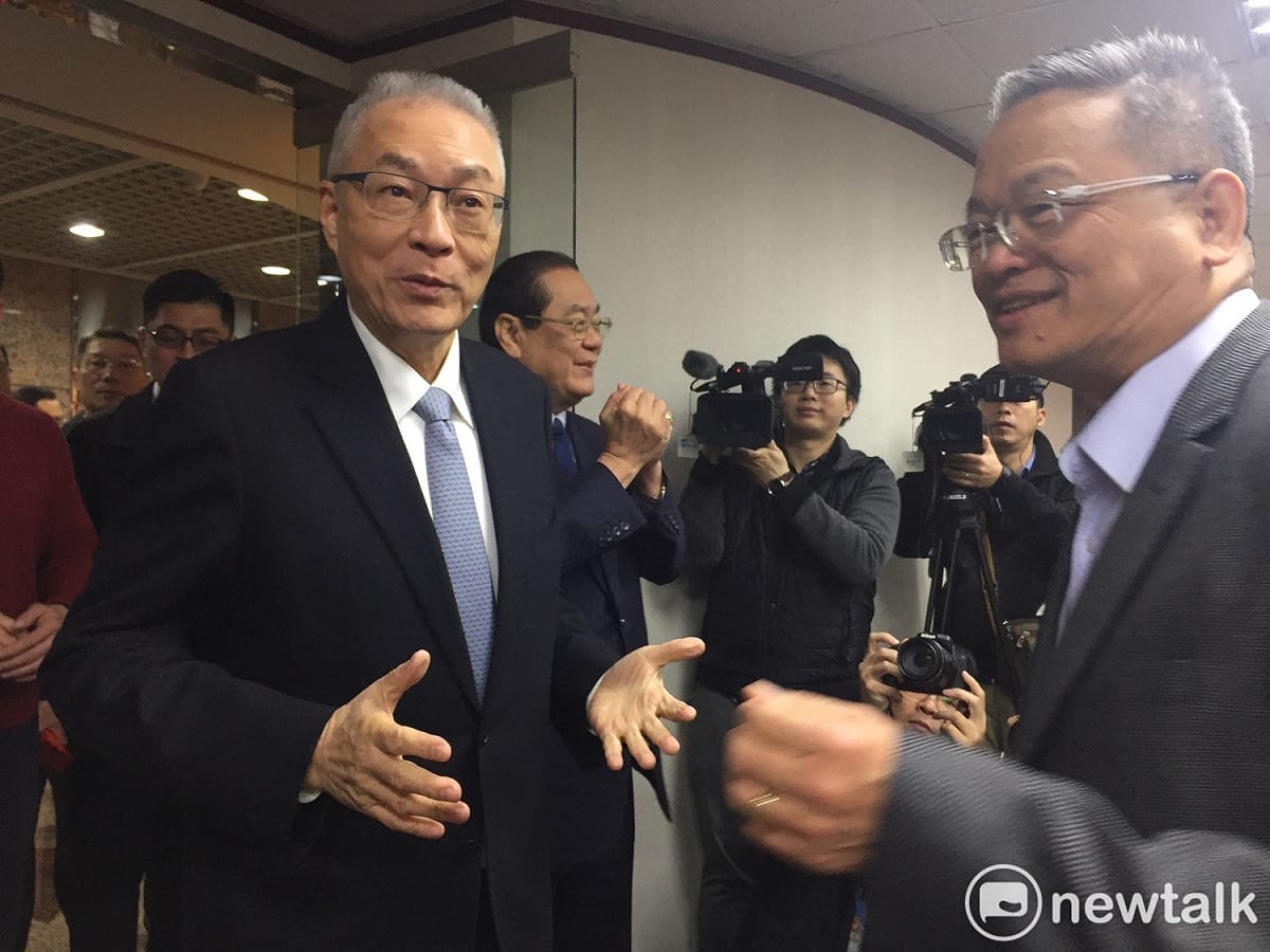 吳敦義上午趁歲末年終之際，逐樓逐一向黨中央同仁致謝並發放由夫人蔡令怡設計的福袋。　 圖：趙婉淳／攝