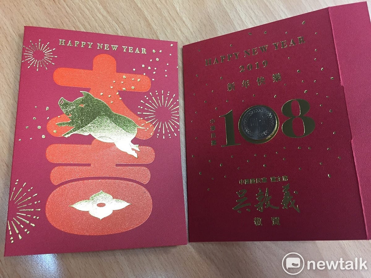 吳敦義今年贈送給大家的福袋。 圖：趙婉淳／攝