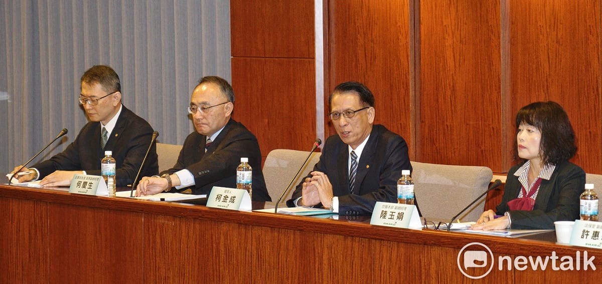 長榮航空發言人柯金成等人舉行記者會說明空服員遭洋男強逼協助如廁，稱已將該名男子列入關懷名單。 圖：張良一/攝