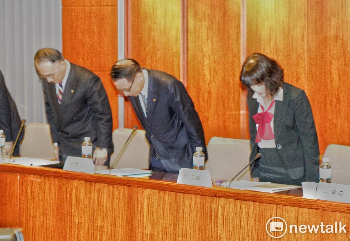長榮航空發言人柯金成等四名高階主管鞠躬道歉。 圖：張良一/攝