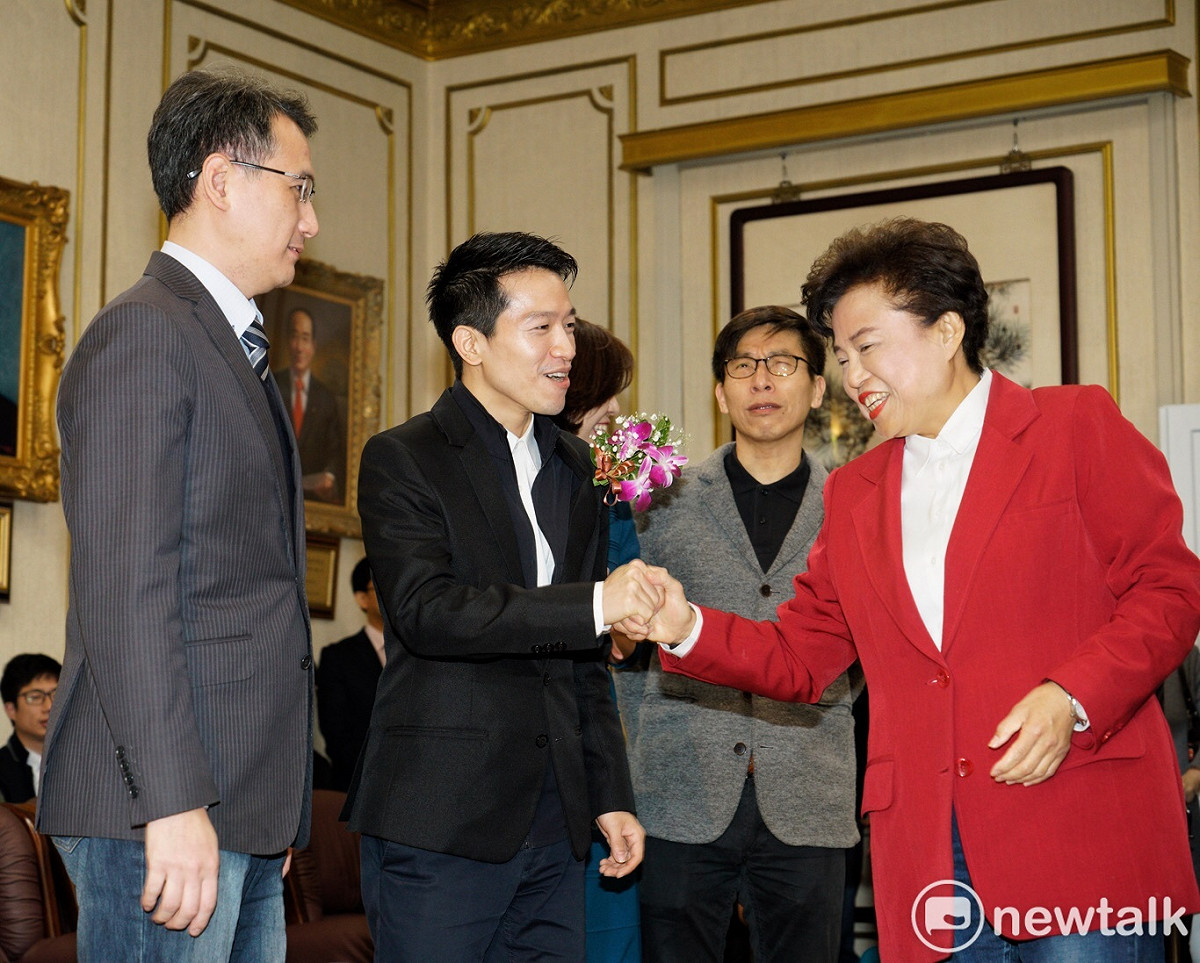 何志偉、沈智慧握手寒暄。 圖：張良一／攝