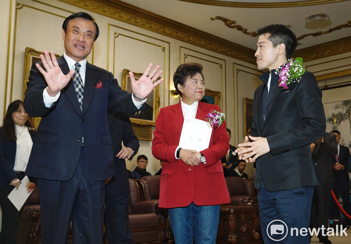 何志偉、沈智慧今天宣誓就職。 圖：張良一／攝