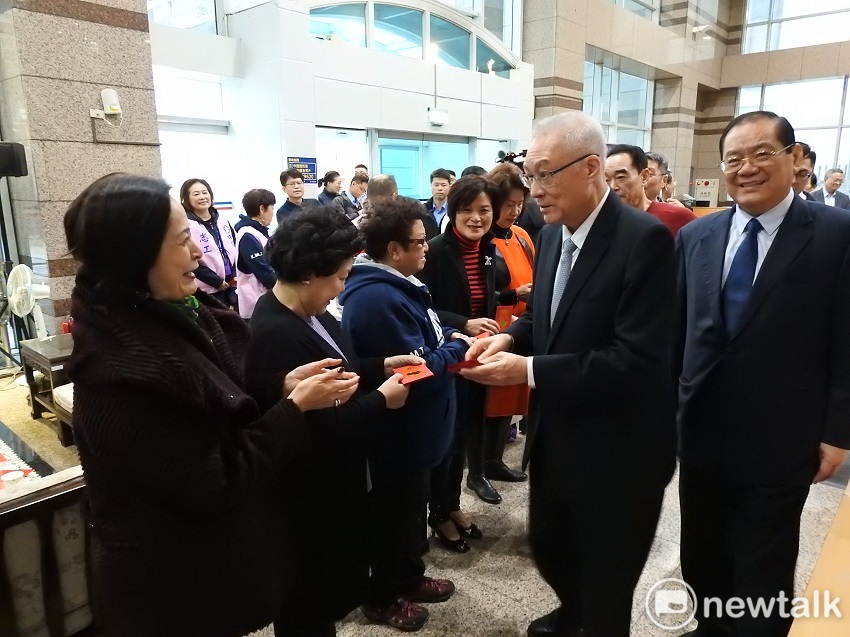 國民黨主席吳敦義今天趁歲末年終，發放福袋給黨內同志。 圖：趙婉淳／攝