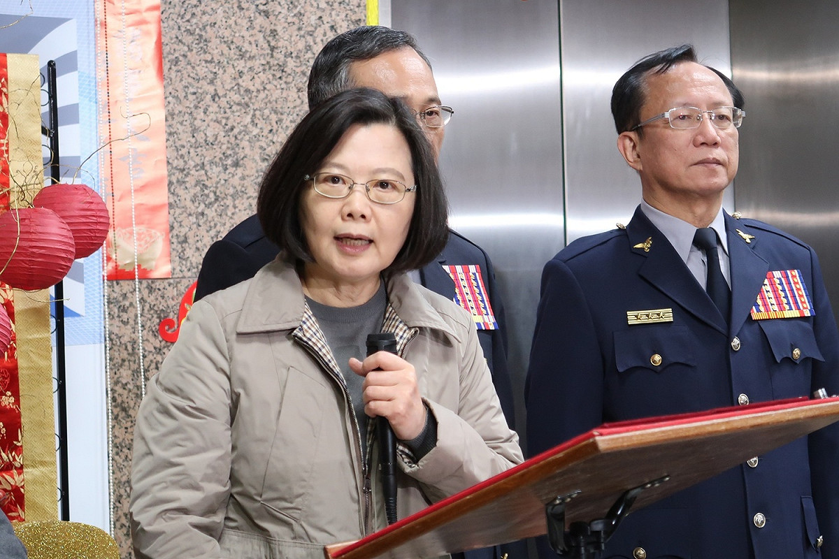 總統蔡英文1日前往中正二分局慰問。 圖：林朝億/攝