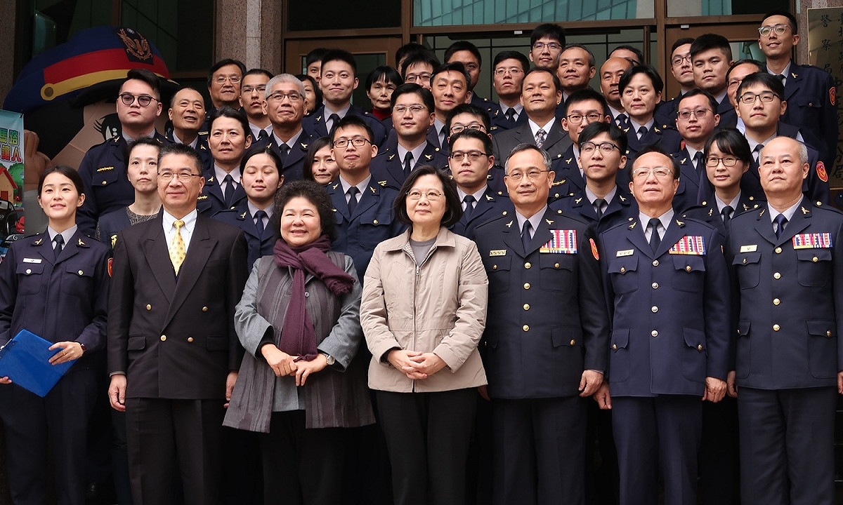 總統蔡英文與中正二分局同仁合照。 圖：林朝億/攝