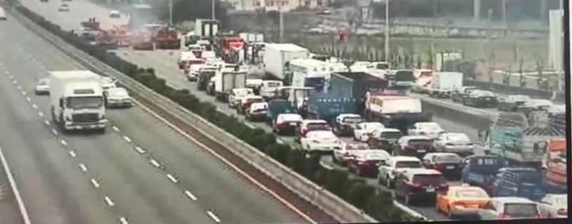 國道一號南下下彰化交流道入口發生聯結車事故，目前車輛回堵5公里。 圖：翻攝高公局即時路況影像