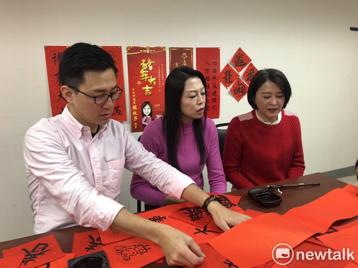 國民黨議員王鴻薇（右起）、闕枚莎今日與立委參選人詹為元一起揮毫寫春聯。 圖：詹為元 / 提供