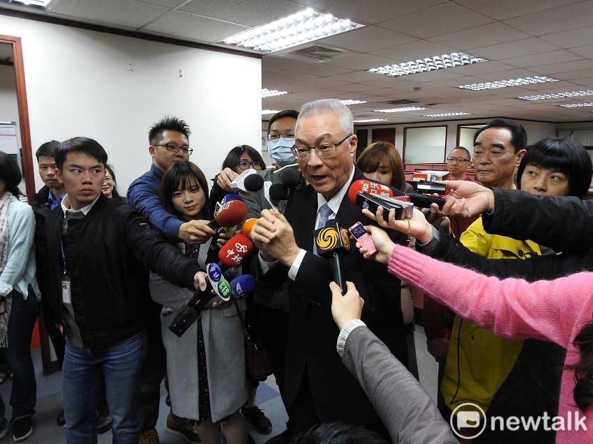 國民黨主席吳敦義今天趁歲末年終與黨內同志拜年並送上福袋。 圖：趙婉淳／攝(資料照片)