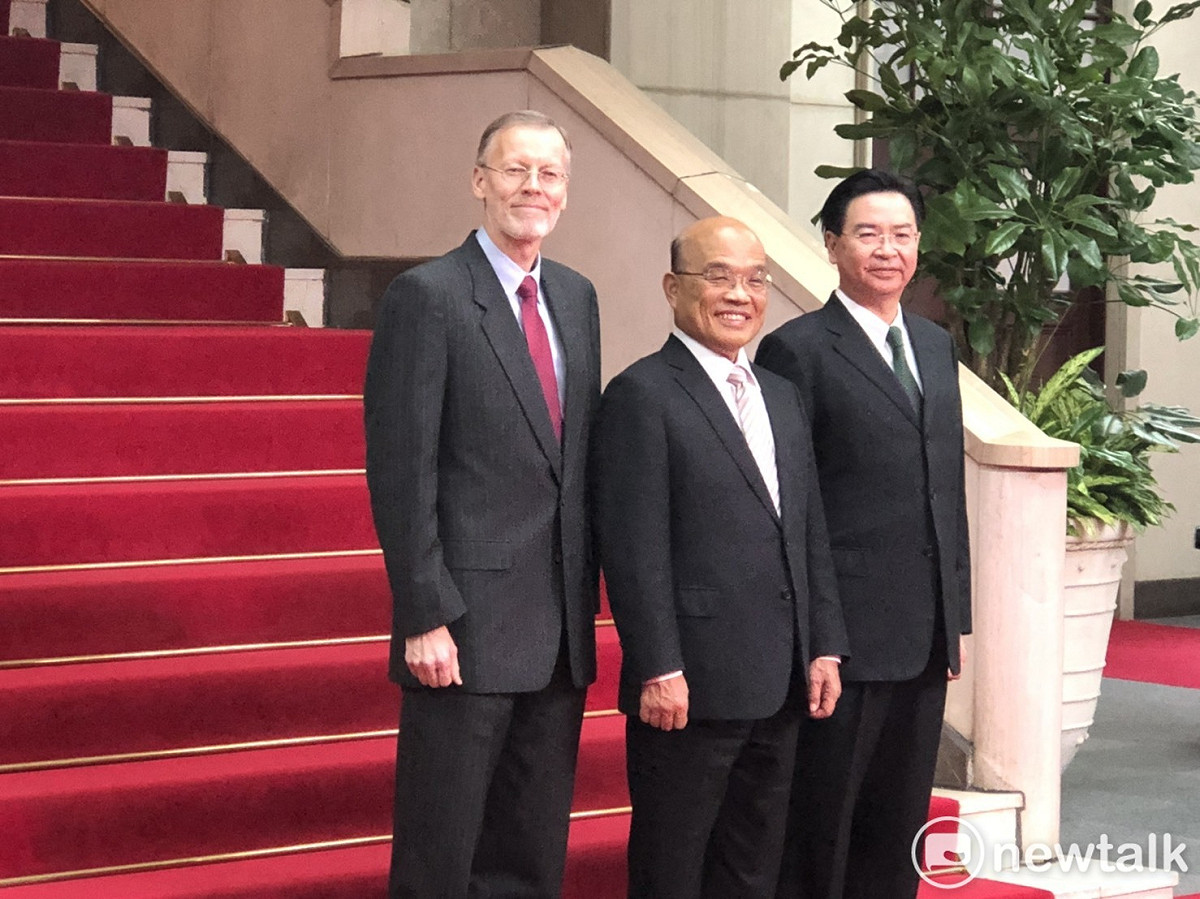 AIT處長酈英傑（左）、 外交部長吳釗燮（右）和行政院長蘇貞昌（中）合影。 圖：謝莉慧/攝