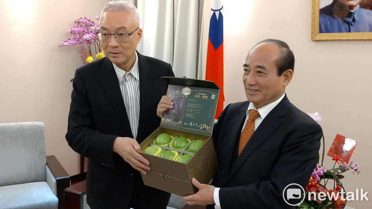 吳敦義送禮盒送給王金平，王金平收下後分送給在場媒體。
 圖：陳佩君／攝