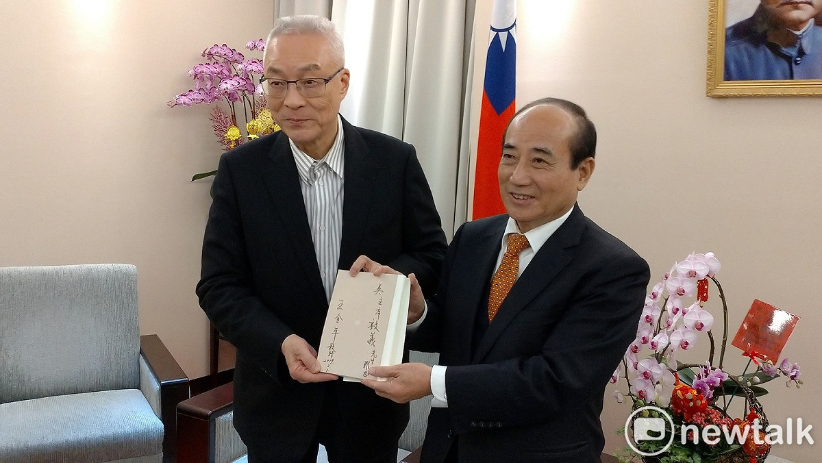 王金平送新書給吳敦義。 圖：陳佩君／攝