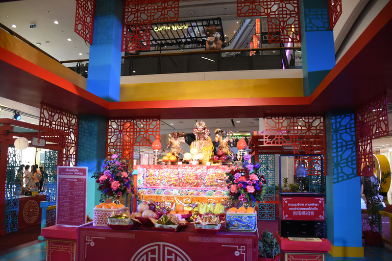 觀光局駐曼谷辦事處和泰國商場以及泰國南瑤媽祖宮合作，在商場一樓設置攤位，現場請來南瑤宮的媽祖，主打台灣宗教旅遊，希望吸引愛拜拜的泰國人赴台旅遊。 圖：中央社