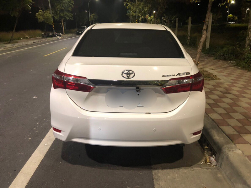 警方昨天在台南市東區找到張女駕駛的白色汽車，汽車已被清洗乾淨，警方認定張女可能遇害，鎖定張女的吳姓同居男友涉有重嫌，將他拘提到案。 圖：翻攝自台南市警局第一分局