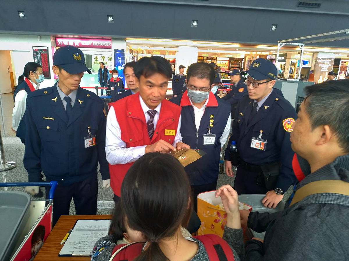 農委會主委陳吉仲宣導旅客勿攜帶肉類產品入境。 圖：防檢局提供