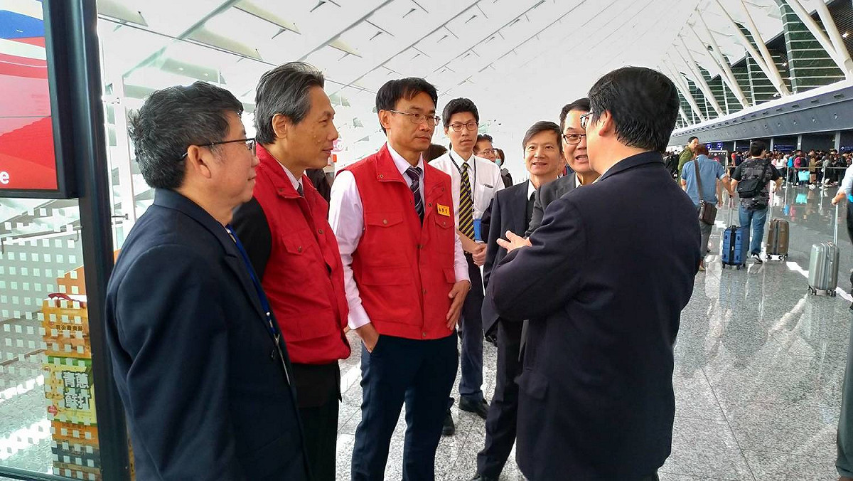 陳吉仲慰問桃機春節手提行李檢查工作人員。 圖：防檢局/提供