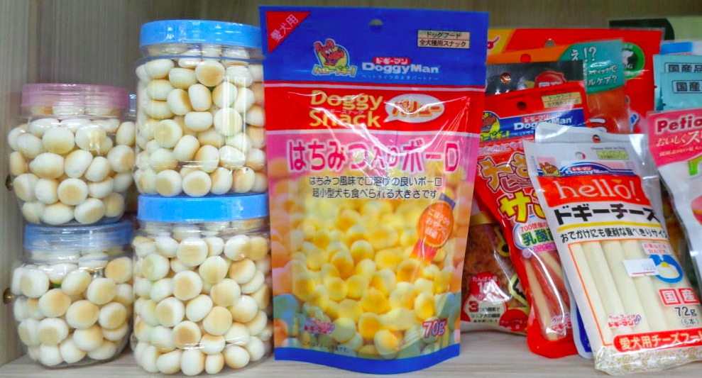 市售寵物食品種類眾多，飼主挑選寵物食品需多留意。 圖：新北市動保處/提供