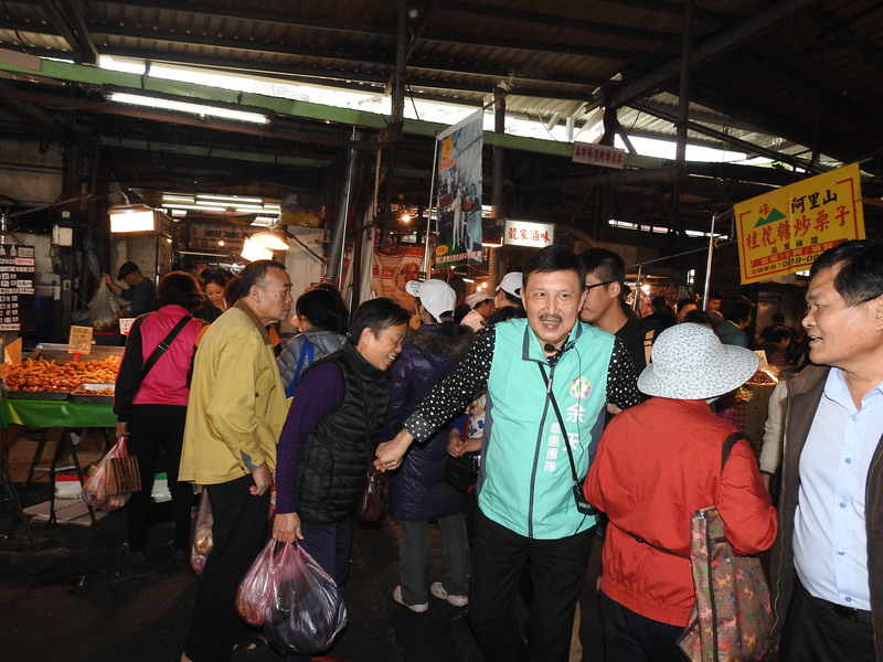 民進黨籍新北市立委補選參選人余天（右3）勤跑基層，2日到三重力行市場掃街拜票，爭取民眾支持。 圖：中央社
