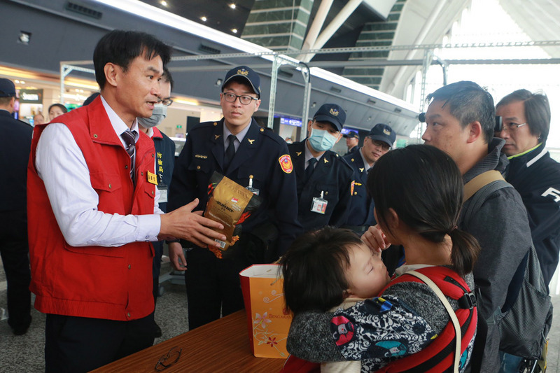 桃園國際機場2日上午啟用X光機進行中港澳旅客手提行李的防疫檢查，農委會主委陳吉仲（左1）前往視察表示，透過X光機的掃描檢查更精準，也加快檢查速度，他給90分以上的高分。 圖：中央社