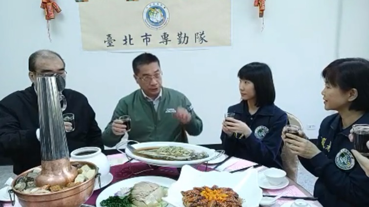 內政部長徐國勇今天抵移民署台北市專勤隊，圍爐慰勞專勤隊員共享午餐，並在內政部臉書進行直播。 圖：翻攝自內政部臉書