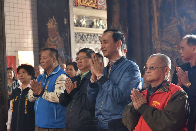前新北市長朱立倫（前右2）2日到桃竹地區宮廟參拜祈福，他受訪表示，2020年國民黨最重要目標就是要贏得總統大選，黨內應推出能勝選的候選人。中央社記者魯鋼駿攝108年2月2日 圖：中央社
