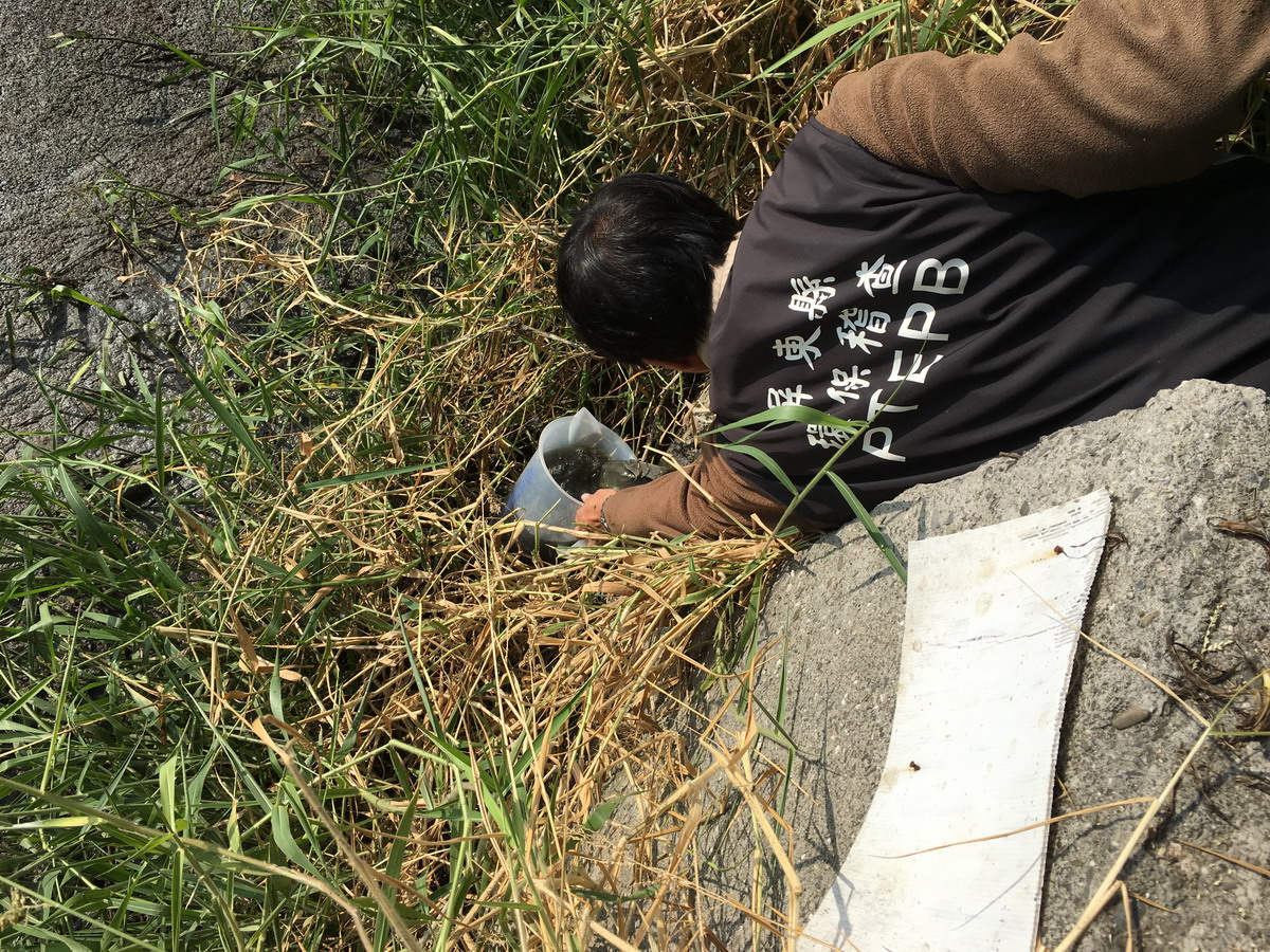 稽查員採樣排放水。 圖：屏東縣政府提供