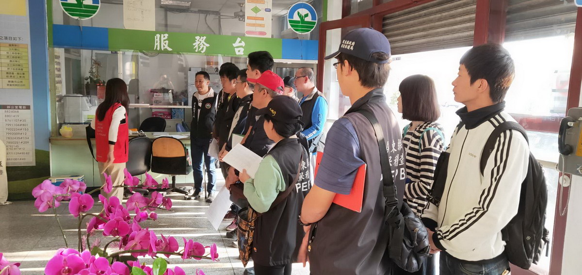 屏東縣環保局由局長親自帶隊，率15位稽查員，查核56家養豬場。 圖：屏東縣政府提供