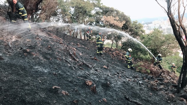 警消人員射水降溫，避免火勢復燃。 圖：台北市消防局/提供