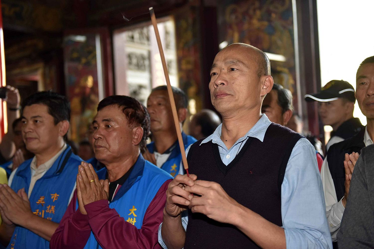 高雄市長韓國瑜今（2）天在大樹區鳳山寺及大社區青雲宮祈福祝願，向現場民眾拜年發紅包。 圖：高雄市政府/提供