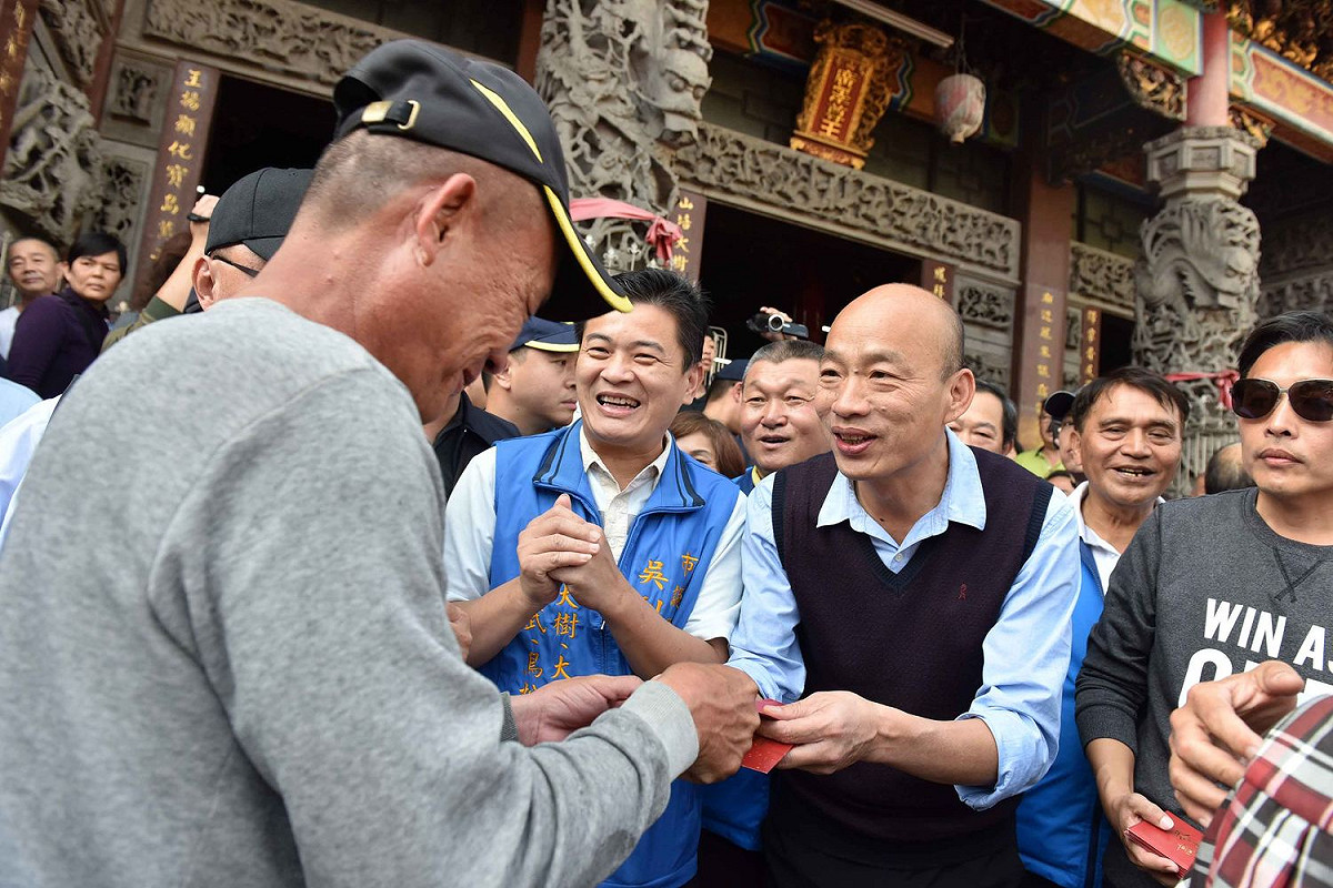 高雄市長韓國瑜今（2）天在大樹區鳳山寺及大社區青雲宮祈福祝願，向現場民眾拜年發紅包。 圖：高雄市政府/提供