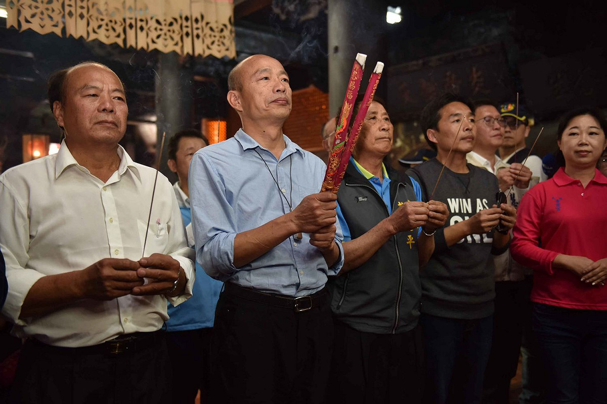 高雄市長韓國瑜今（2）天在大樹區鳳山寺及大社區青雲宮祈福祝願，向現場民眾拜年發紅包。 圖：高雄市政府/提供