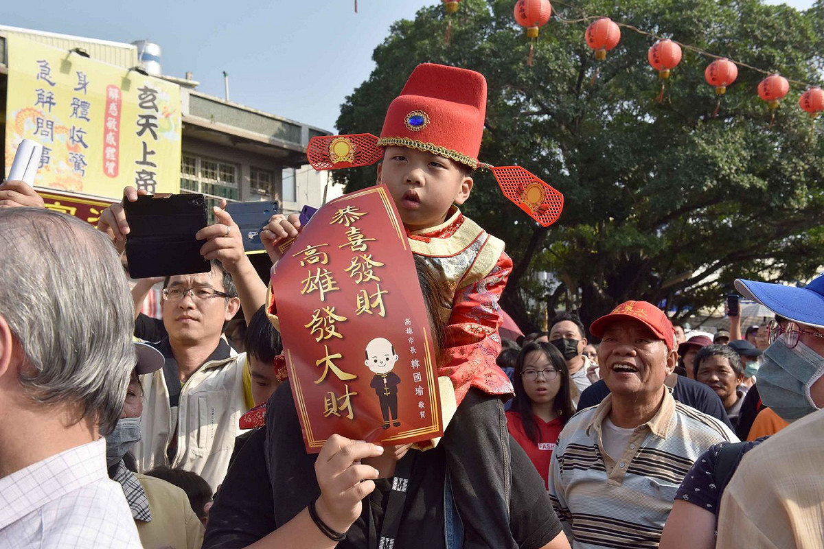 高雄市長韓國瑜今（2）天在大樹區鳳山寺及大社區青雲宮祈福祝願，向現場民眾拜年發紅包。 圖：高雄市政府/提供