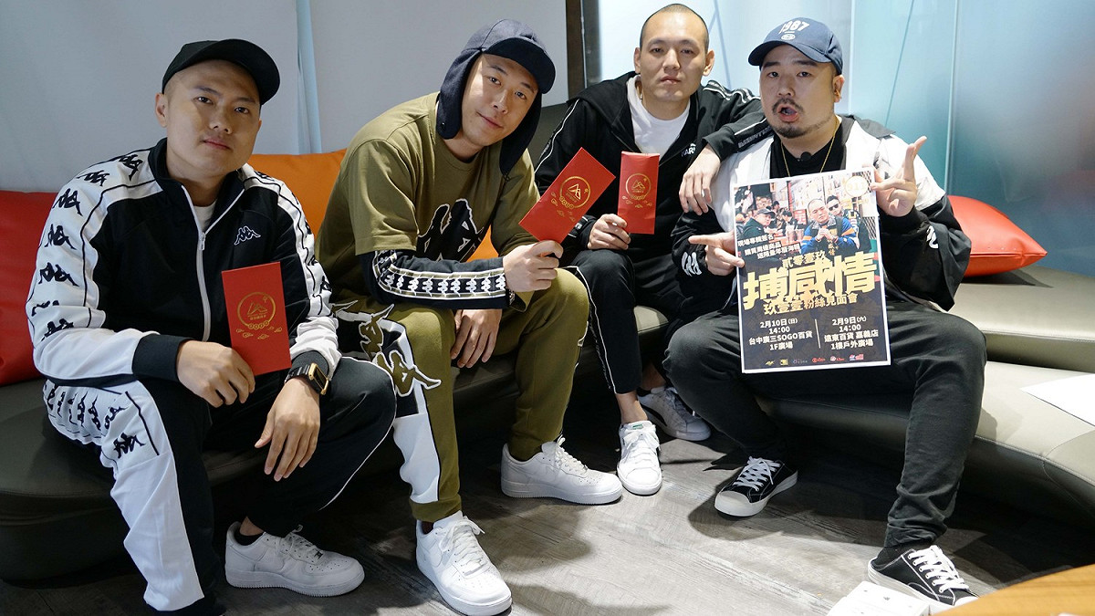 玖壹壹趁著年前，到狼谷競技台直播宣傳《搏感情》2月簽唱會。左起：洋蔥、健志、春風、阿達。 圖：狼谷競技台/提供