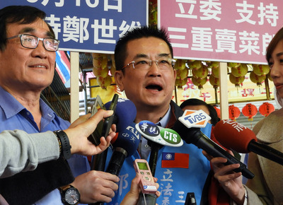 新北市第三選區三重區立委補選，國民黨參選人鄭世維
（中）3日與高雄市副市長李四川（左）一起在三重南
聖宮發放韓國瑜新春紅包，希望高雄市長韓國瑜過年好
好休息，年後再來幫他助選。 圖：中央社