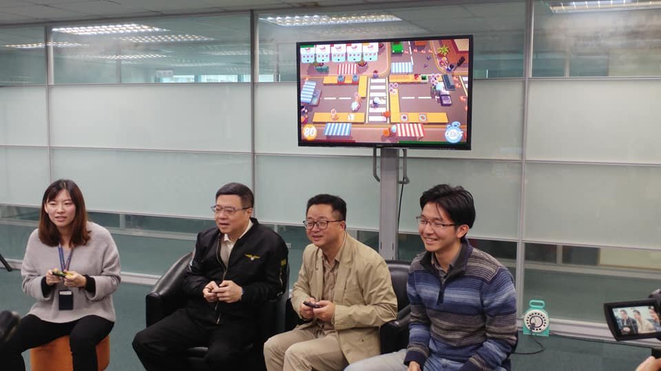 民進黨主席卓榮泰煮另類年菜，大玩電玩，卻煮到鍋爐爆炸。 圖 : 央廣