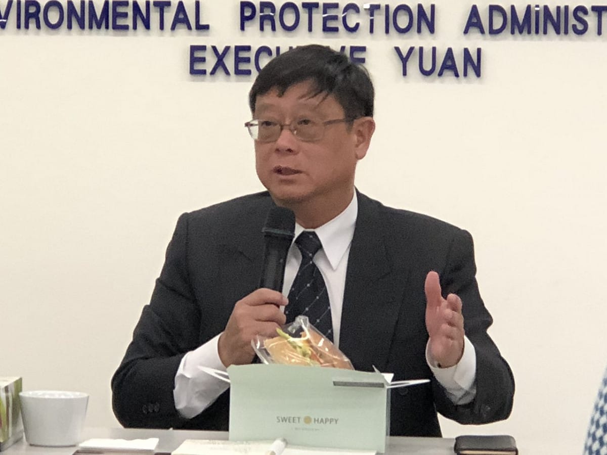 環保署長張子敬拜託國人響應「綠色飲食」、珍惜食物，新春期間不要準備過多的食物，以減少廚餘產生，此外，張子敬也提醒大家，這段期間，尤其要避免將生豬肉、內臟及豬肉製品當成廚餘。
 圖 : 央廣