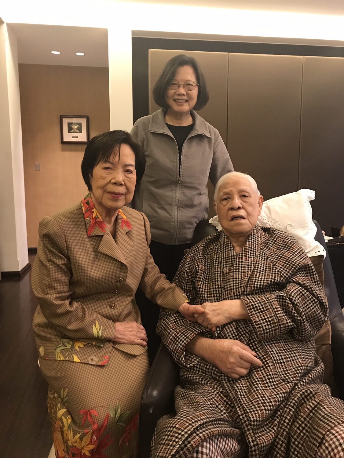 蔡總統在小年夜前往探視李前總統夫婦。 圖 : 總統府/提供