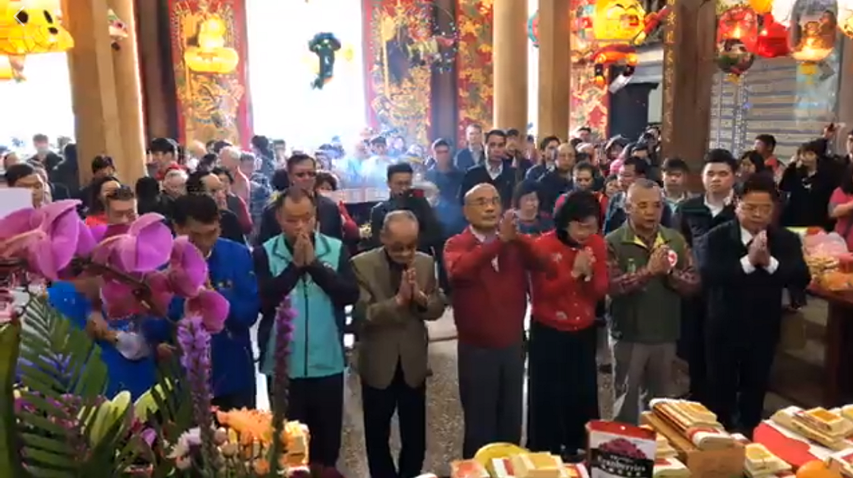 5日大年初一，行政院長蘇貞昌前往新北市板橋區接雲寺參拜。 圖：翻攝蘇巧慧臉書直播
