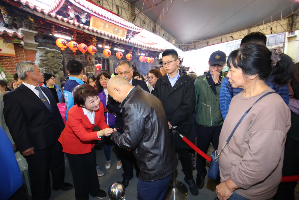 台中市長盧秀燕5日前往台中4間宮廟發送春節小紅包。 圖：台中市政府提供