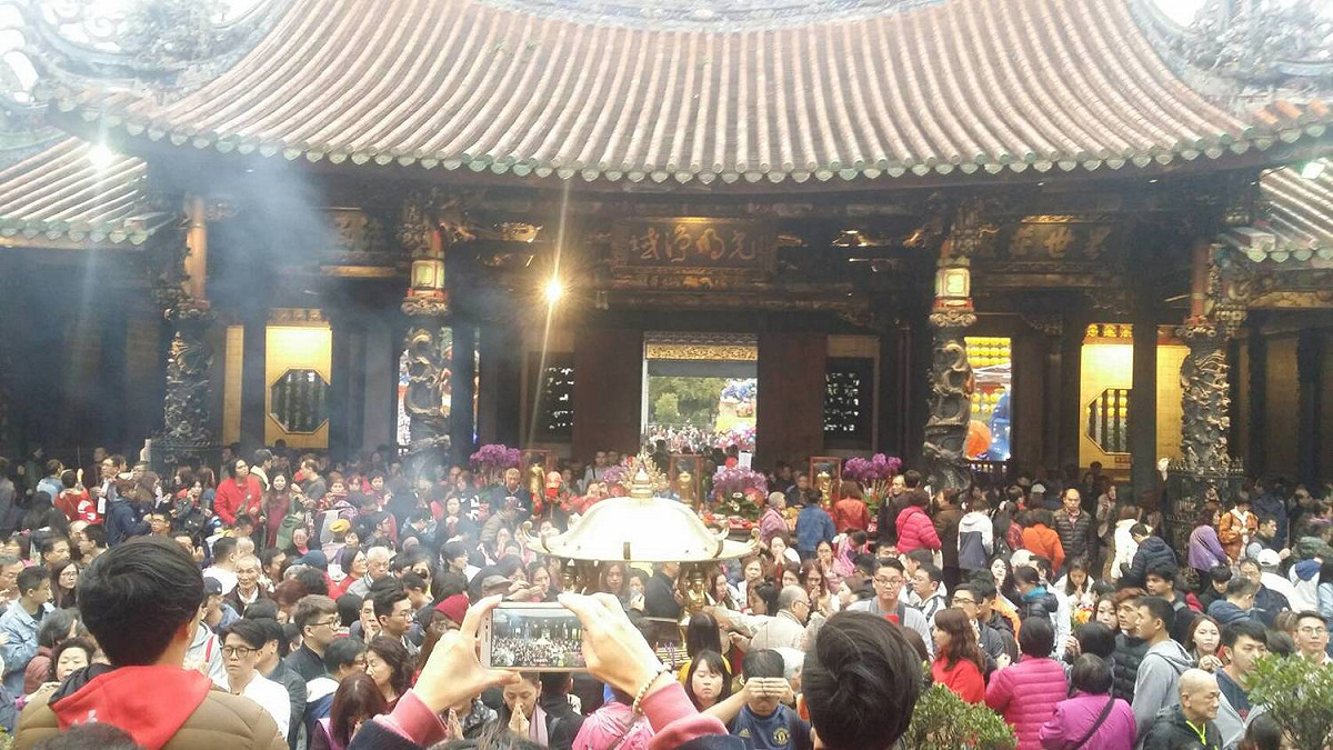 龍山寺今日參拜遊客非常多。 圖：謝步智/攝