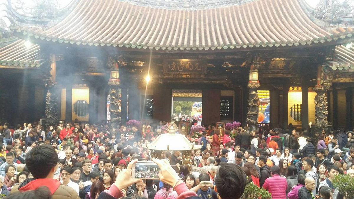 參拜遊客將出口擠得水洩不通。 圖：謝步智/攝