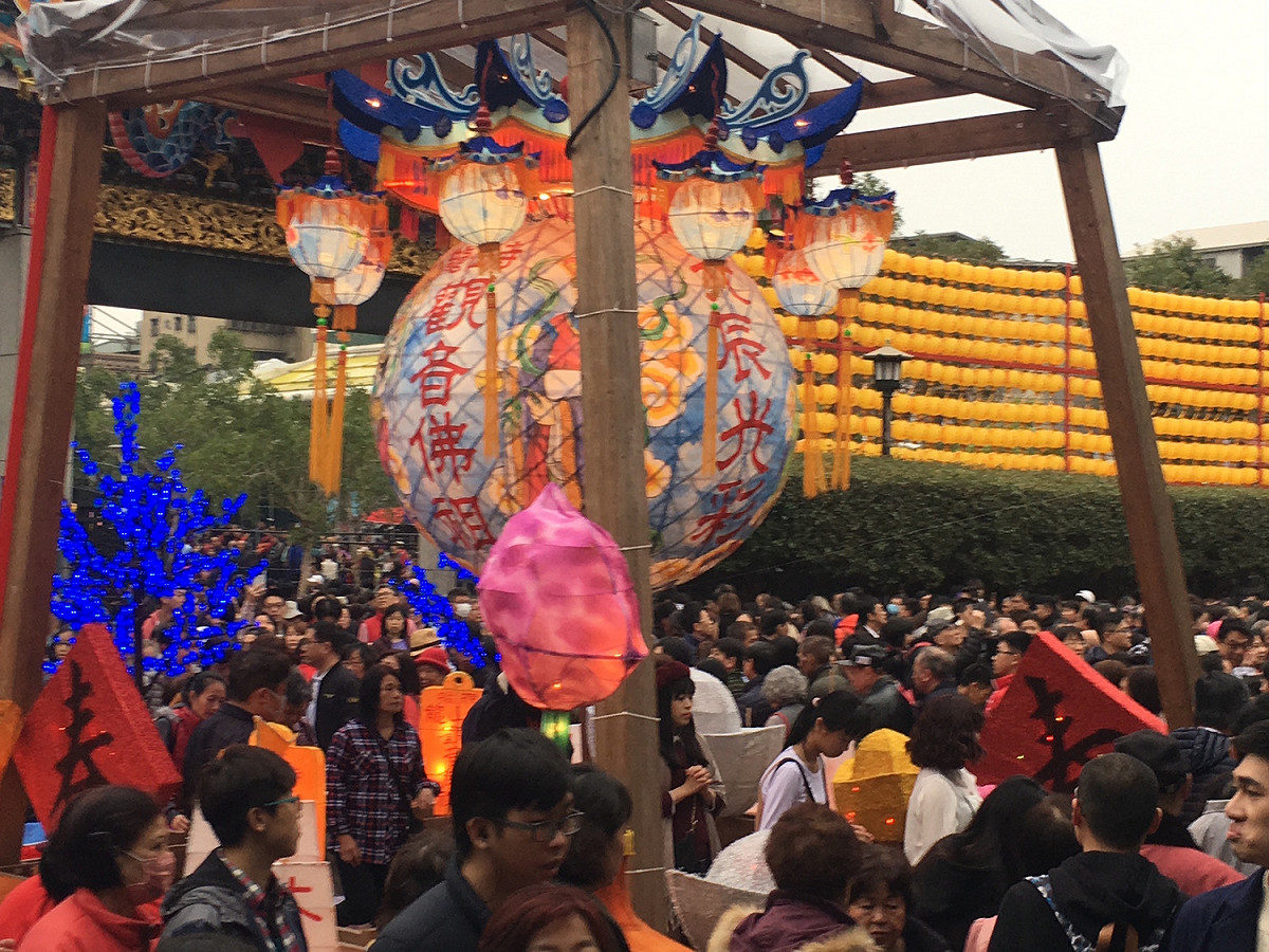龍山寺彩燈。 圖：謝步智/攝